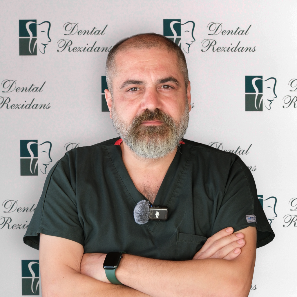 Denizli Dental Rezidans Diş Kliniğinde Uzman Dr. Dt. Ağız Diş ve Çene Cerrahisi Utku Dede Uzman Dr. Dt. Ağız Diş ve Çene Cerrahisi Utku Dede Hasta Kabulüne Başlamıştır