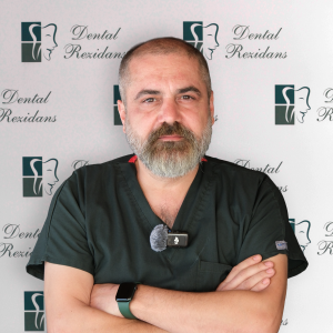 Denizli Dental Rezidans Diş Kliniğinde Uzman Dr. Dt. Ağız Diş ve Çene Cerrahisi Utku Dede Uzman Dr. Dt. Ağız Diş ve Çene Cerrahisi Utku Dede Hasta Kabulüne Başlamıştır